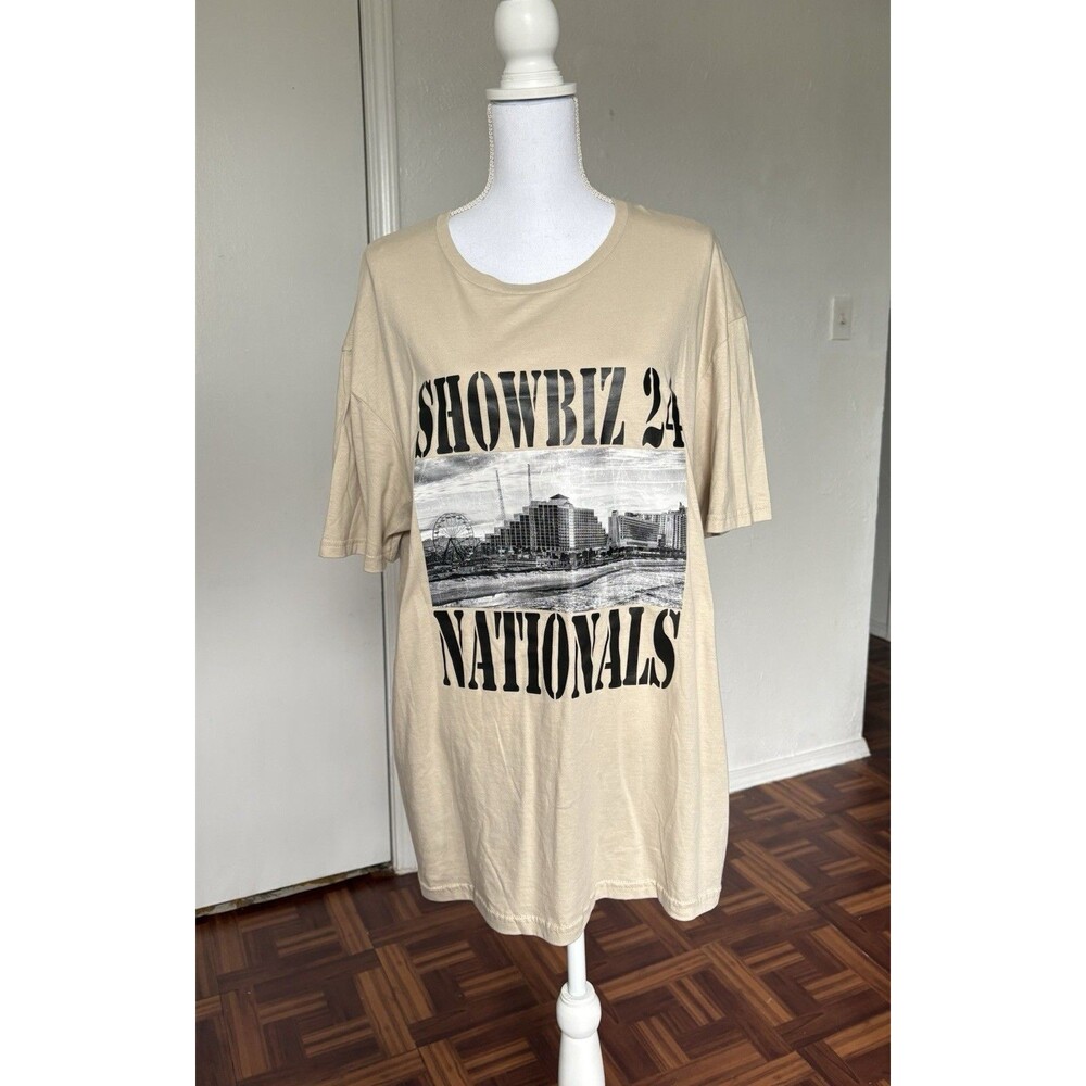 Gildan Softstyle Men’s Showbiz 24 Nationals Graphic Print Beige Shirt Size XL